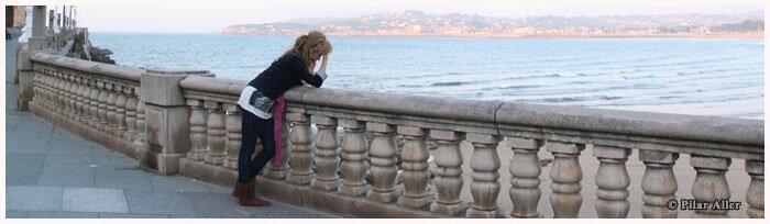 mujer mirando al mar mujer mirando al mar